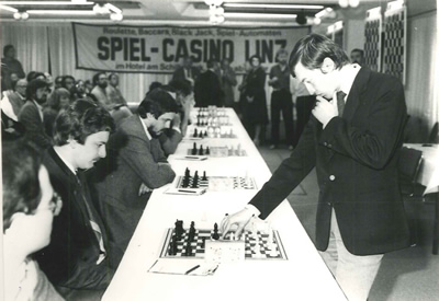 Weltmeister Anatoly Karpov im Simultanspiel
gegen 8 besten oberösterreichischen Spieler in Spiel-Casino Linz, 13.05.1983